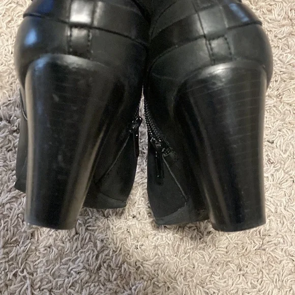 Black leather booties. - Picture 4 of 8